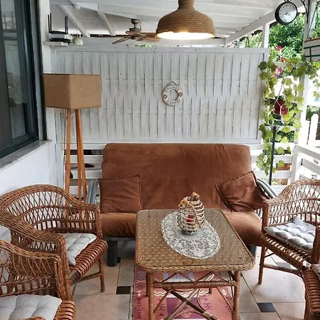 Shtepia E Luleve Lägenhet Golem (Tirana)